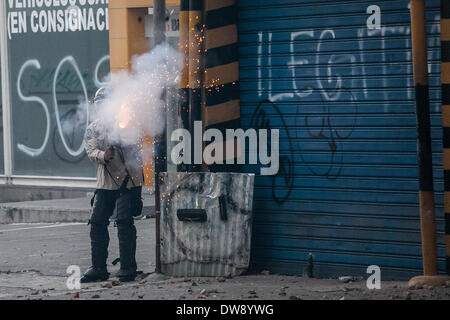 Caracas, Venezuela. 3. März 2014. Ein Mitglied der Bolivarischen Nationalpolizei beteiligt sich in einem Kampf gegen Demonstranten während einer Protestaktion in Altamira, Osten Caracas, Venezuela, am 3. März 2014. Bildnachweis: Boris Vergara/Xinhua/Alamy Live-Nachrichten Stockfoto