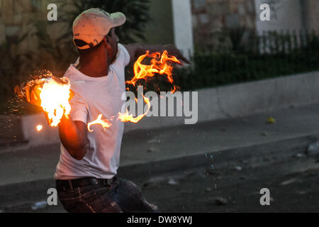 Caracas, Venezuela. 3. März 2014. Ein Demonstrant wirft Feuer Geschosse in einem Kampf gegen die bolivianische Polizei während einer Protestaktion in Altamira, Osten Caracas, Venezuela, am 3. März 2014. Bildnachweis: Boris Vergara/Xinhua/Alamy Live-Nachrichten Stockfoto