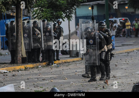 Caracas, Venezuela. 3. März 2014. Mitglieder der Bolivarischen Nationalpolizei decken sich in einem Kampf gegen Demonstranten, während einer Protestaktion in Altamira, Osten Caracas, Venezuela, am 3. März 2014. Bildnachweis: Manaure Quintero/Xinhua/Alamy Live-Nachrichten Stockfoto