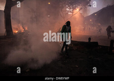 Caracas, Venezuela. 3. März 2014. Ein Demonstrator beteiligt sich an einem Zusammenstoß gegen die bolivianische Polizei während einer Protestaktion in Altamira, Osten Caracas, Venezuela, am 3. März 2014. Bildnachweis: Boris Vergara/Xinhua/Alamy Live-Nachrichten Stockfoto