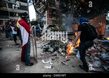 Caracas, Venezuela. 3. März 2014. Demonstranten nehmen an einem Zusammenstoß gegen die bolivianische Polizei während einer Protestaktion in Altamira, Osten Caracas, Venezuela, am 3. März 2014. Bildnachweis: Boris Vergara/Xinhua/Alamy Live-Nachrichten Stockfoto