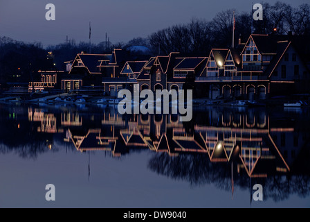 Boathouse Row entlang des Schuylkill River in Philadelphia, Pennsylvania, USA Stockfoto