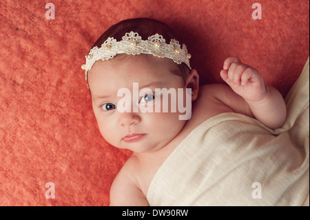 Babymädchen trägt einen Spitzen und Perlen Stirnband zu warnen Stockfoto