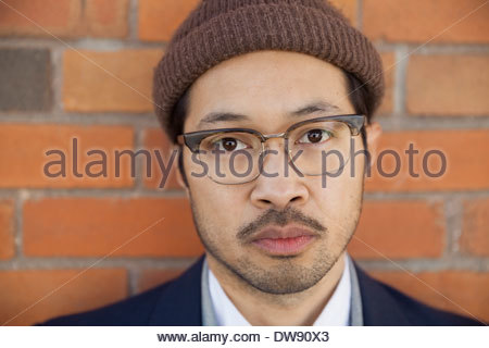 Close-up Portrait von zuversichtlich Mann gegen Mauer