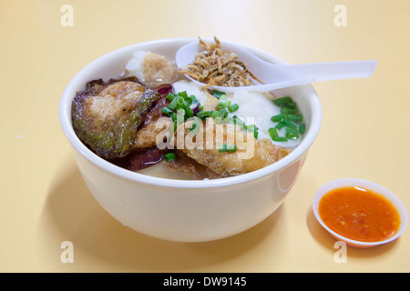 Singapur Yong Tau Foo Suppe mit gebratene gefüllte Bittergourd Aubergine Tofu Fischkuchen mit knusprigen Sardellen Stockfoto