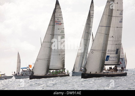 Erstklassige Boote und Segler sind jedes Jahr im Januar gezogen, um in die Acura Key West Regatta, Key West, Florida, USA konkurrieren Stockfoto