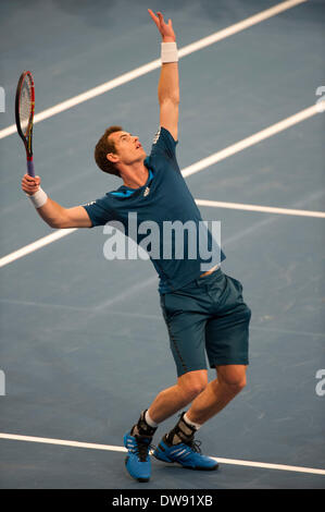 Manhattan, New York, USA. 3. März 2014. 3. März 2014: Andy Murray dient während der BNP Paribas Showdown am Welttag der Tennis im Madison Square Garden in Manhattan, New York. Bildnachweis: Csm/Alamy Live-Nachrichten Stockfoto