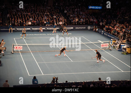 Manhattan, New York, USA. 3. März 2014. 3. März 2014: John Patrick McEnroe sont in Aktion gegen Bob und Mike Bryan während der BNP Paribas Showdown am Welttag der Tennis im Madison Square Garden in Manhattan, New York. Bildnachweis: Csm/Alamy Live-Nachrichten Stockfoto