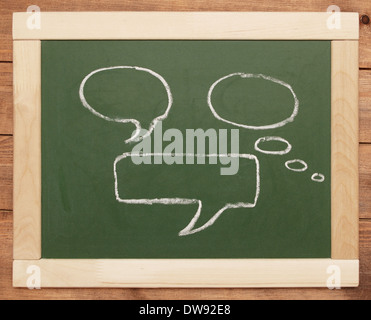 Sprechblasen auf Tafel geschrieben Stockfoto