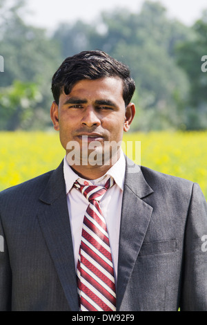 1 indischer Geschäftsmann stehend Stockfoto