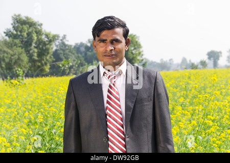 1 indischer Geschäftsmann stehend Stockfoto