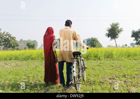 Indischen Bauern stehen mit Frau in Hof Stockfoto