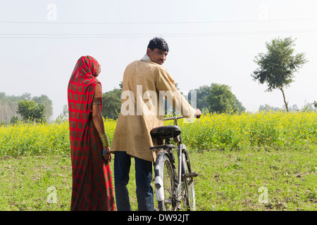 Indischen Bauern stehen mit Frau in Hof Stockfoto