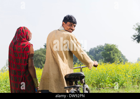 Indischen Bauern stehen mit Frau in Hof Stockfoto