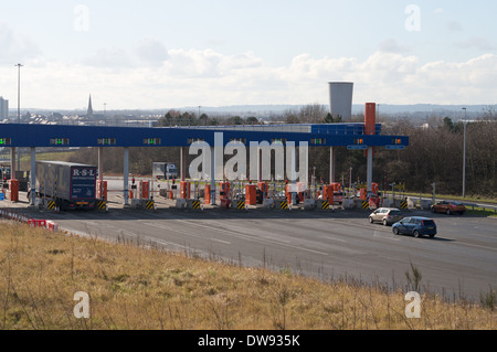 Fahrzeuge, die Annäherung an den Nordeingang des Tyne Tunnel in Wallsend-Nord-Ost England UK Stockfoto