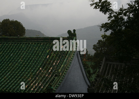 Dach-Geister auf einem Dach im Shaolin Tempel, China Stockfoto