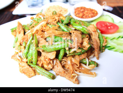 Gebratene Nudeln mit Schweinefleisch und Kuh-Pea. Stockfoto