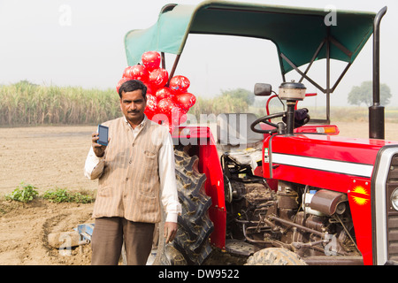 1 indische Bauern stehen vor Traktor Stockfoto