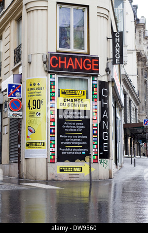 Bureau De Change Exchange Währung auf den Straßen von Paris Frankreich im Regen Stockfoto