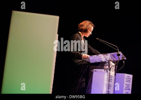 Paris, Frankreich. 3. März 2014. Französische sozialistische Partei (PS) Kandidat für die Bürgermeisterwahl 2014 im 9. Bezirk von Paris und Pariss neunten Bezirk-Vizebürgermeister Pauline Veron Gesten während einer Kampagne treffen im Theater La Bruyere in Paris am 3. März 2014. Bildnachweis: Michael Bunel/NurPhoto/ZUMAPRESS.com/Alamy Live-Nachrichten Stockfoto