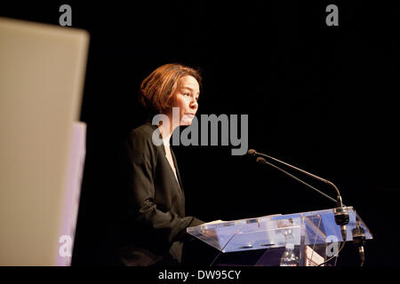 Paris, Frankreich. 3. März 2014. Französische sozialistische Partei (PS) Kandidat für die Bürgermeisterwahl 2014 im 9. Bezirk von Paris und Pariss neunten Bezirk-Vizebürgermeister Pauline Veron Gesten während einer Kampagne treffen im Theater La Bruyere in Paris am 3. März 2014. Bildnachweis: Michael Bunel/NurPhoto/ZUMAPRESS.com/Alamy Live-Nachrichten Stockfoto