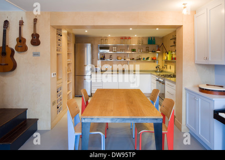 Atelierhaus Brighton, Brighton, Vereinigtes Königreich. Architekt: Richard Dewhurst Design., 2014. Blick auf Esszimmer und Küche. Stockfoto