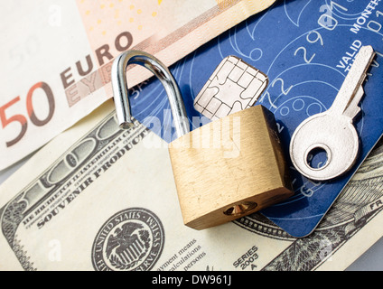Kreditkarten mit Chip, Geld, Schloss und Schlüssel. Stockfoto