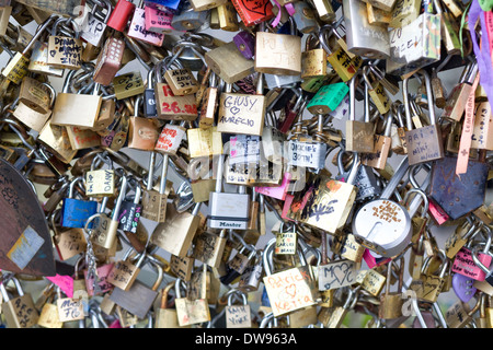 Schlösser der Liebe wünschen Schlösser links als Andenken von Touristen eine große Anzahl von Liebe Vorhängeschlösser zieren Paris berühmte Brücken Stockfoto