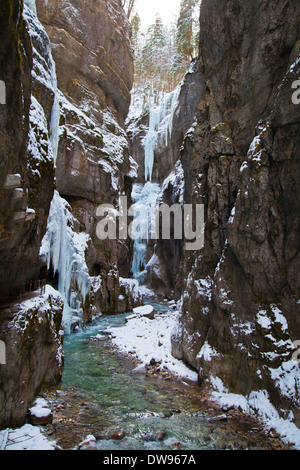 Eisige Schlucht mit einem Gebirgsbach und steile Felswände, Partnachklamm bei Garmisch-Partenkirchen, Bayern, Oberbayern Stockfoto