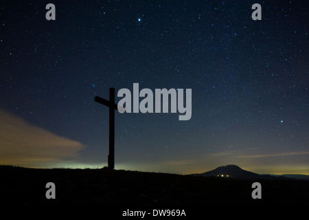 Gipfelkreuz am Bisberg Berg mit einem Sternenhimmel, Hohenhewen Berg auf der Rückseite, Watterdingen, Tengen, Hegau Stockfoto