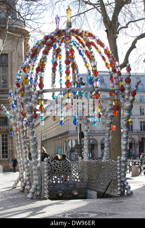 Otoniel Künstler arbeiten an Louvre Palais royal Metro Station "Kiosque des Noctambules" Kiosk der Nacht Wanderer Stockfoto