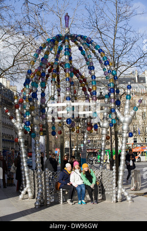 Touristischen saß mit ihrem Foto an das Otoniel Kunstwerk auf Palais royal u-Bahnstation "Kiosque des Noctambules" Stockfoto
