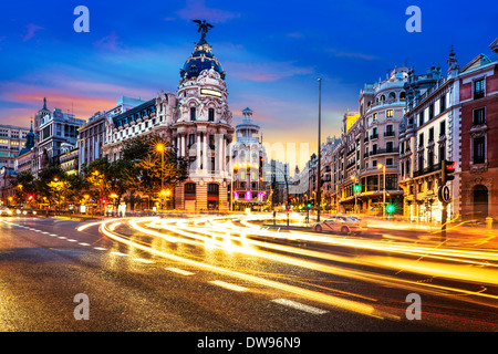 Strahlen der Ampel auf der Gran via Straße, der wichtigsten Einkaufsstraße in Madrid bei Nacht. Spanien, Europa. Stockfoto