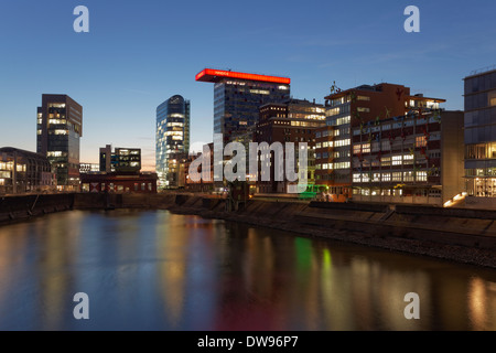 Bürogebäude im Medienhafen zur blauen Stunde, Düsseldorf, Nordrhein-Westfalen, Deutschland Stockfoto