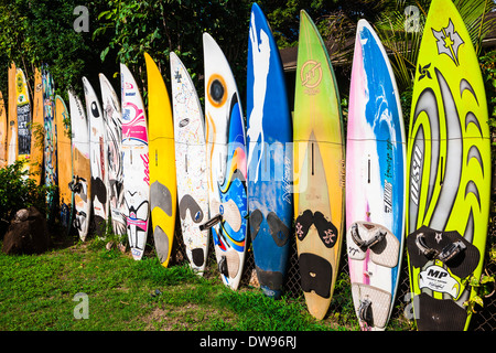 Dekorative Surfbretter am Ho'okipa Beach Park, Maui, USA Stockfoto