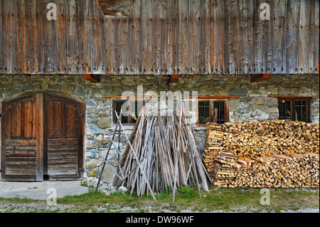 Heu-Trocknung Polen und ein Holzstapel im Markus Wasmeier Bauernhof und Wintersport Museum, Neuhaus, Schliersee, Bayern, Oberbayern Stockfoto