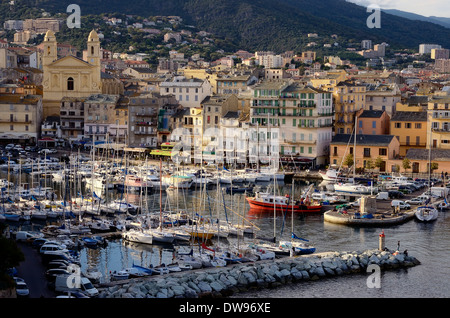 Der alte Hafen mit Yachthafen und die Kirche Saint Jean-Baptiste, Port de Plaisance oder Vieux Port, Altstadt, Bastia, Haute-Corse Stockfoto