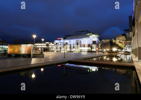 Millennium Square und das Planetarium, Hafengebiet am Floating Harbour, Bristol, England, Vereinigtes Königreich Stockfoto