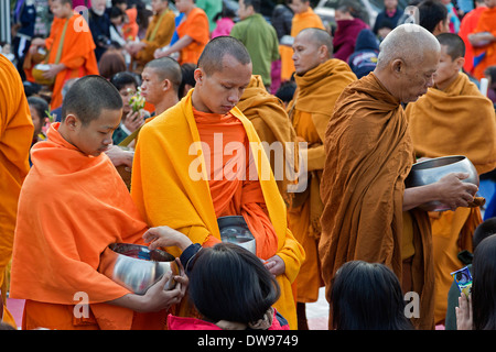 Internationalen Almosen bietet auf 10.000 Mönche, Chang Klan Road, Chiang Mai, Thailand Stockfoto