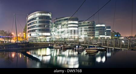 Marina Duisburg und die "Fünf Boote" Bürogebäude, Innenhafen, Innenhafen, Duisburg, Ruhrgebiet, Nordrhein-Westfalen Stockfoto