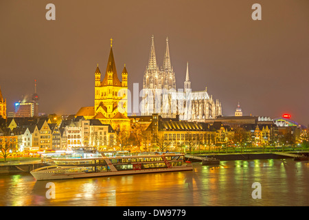 Große Kirche von St. Martin und Kölner Dom, Köln, Rheinland, Nordrhein-Westfalen, Deutschland Stockfoto