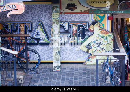 Vintage-Kleidung Zeichen in Camden Market London Stockfoto