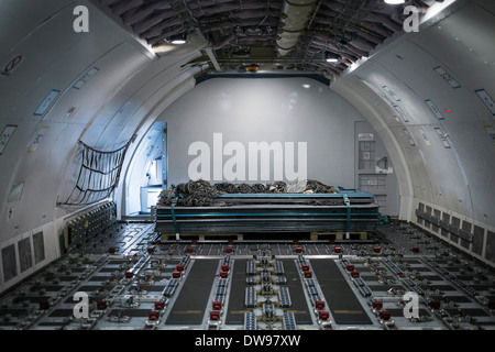 Blick auf Fracht-Flugzeug-Interieur mit Stapel Paletten Stockfoto
