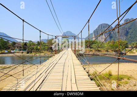 Brücke über Song River, Vang Vieng, Laos. Stockfoto