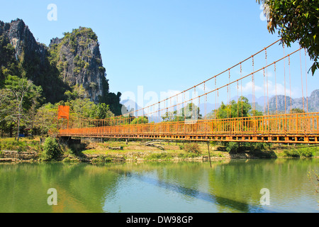 Brücke über Song River, Vang Vieng, Laos. Stockfoto