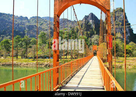 Brücke über Song River, Vang Vieng, Laos. Stockfoto