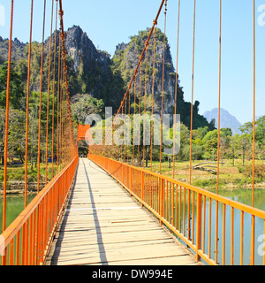 Brücke über Song River, Vang Vieng, Laos. Stockfoto