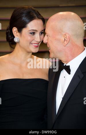 BRUCE WILLIS & Ehefrau EMMA HEMING 2014 VANITY FAIR LOS ANGELES USA 03 März 2014 Stockfoto