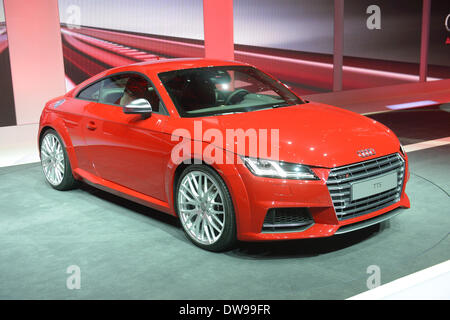 Genf, Schweiz. 3. März 2014. Der Audi TTS präsentiert sich in der Ausstellungshalle Espace Secheron während der VW Abend am Vorabend des ersten Pressetag der Genfer Automobilsalon in Genf, Schweiz, 3. März 2014-Unternehmen. Foto: Uli Deck/Dpa/Alamy Live News Stockfoto