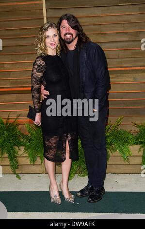 DAVE GROHL & Frau JORDYN BLUM 2014 VANITY FAIR LOS ANGELES USA 03 März 2014 Stockfoto